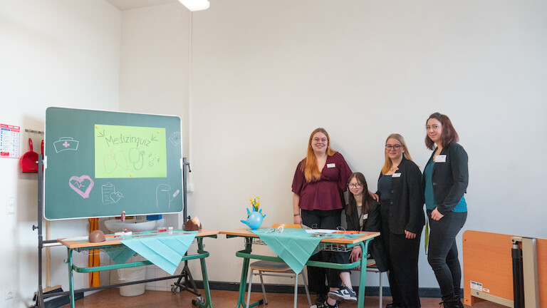 Schülerinnen und Lehrerin bei den Sozialassistenten.