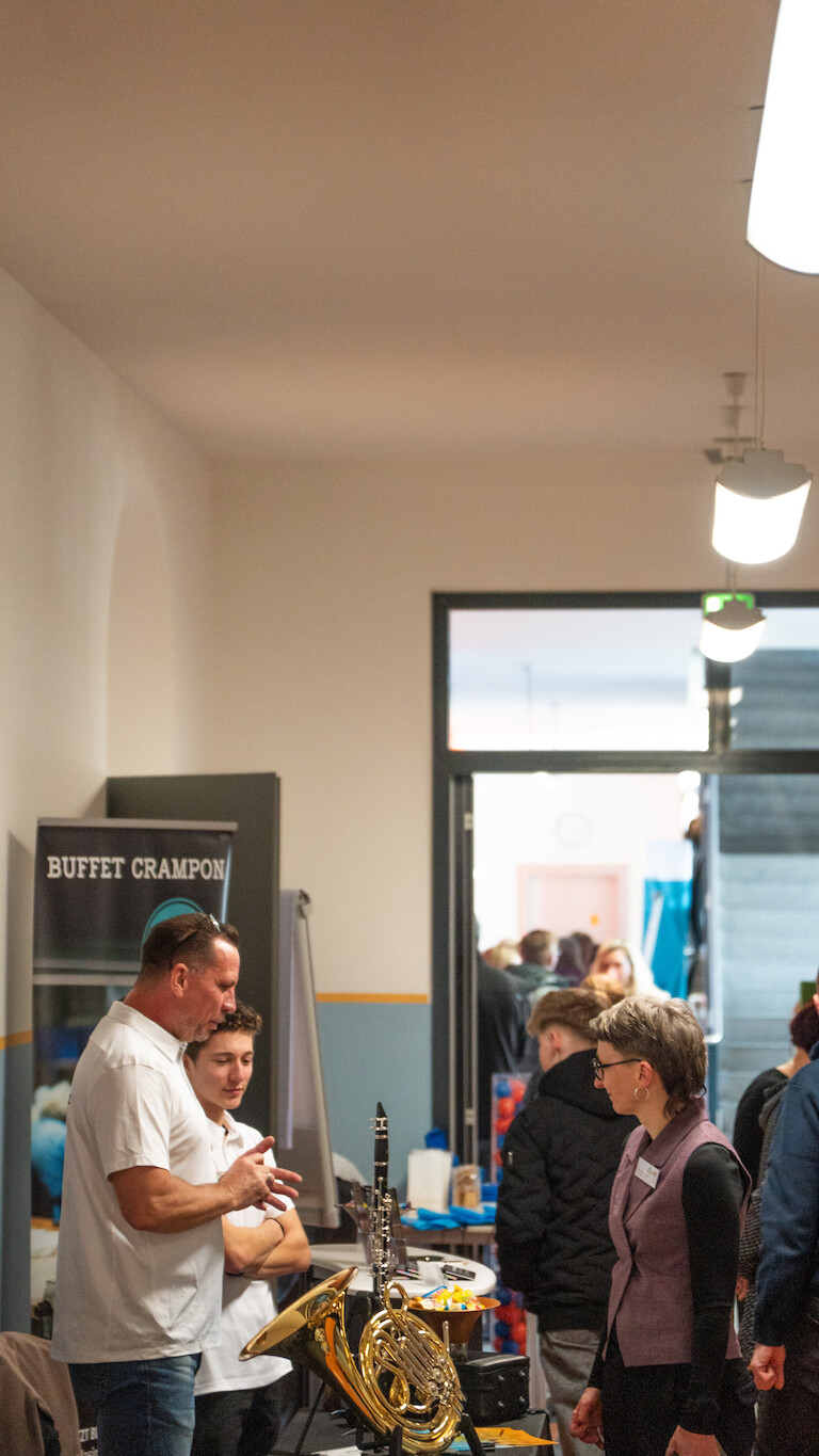 Unser Schulleiterin beim Stand von Buffet Crampon.