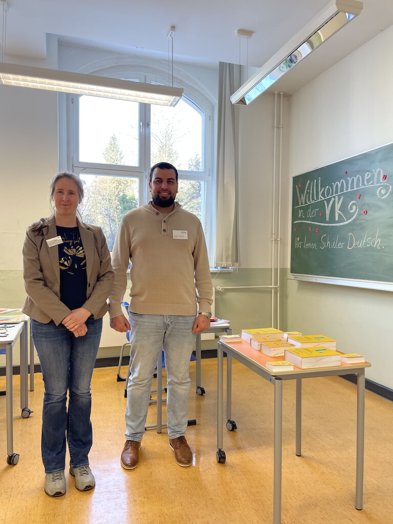 Unsere VKA Lehrer im Klassenraum.