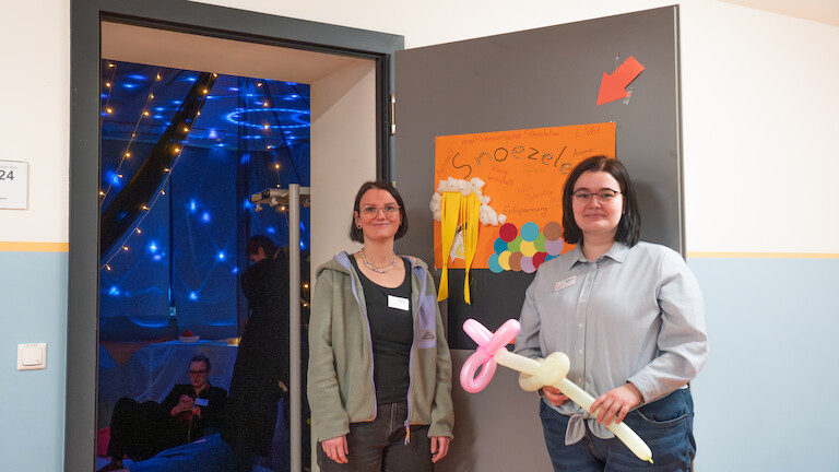 Zwei Schülerinnen vor dem Snozelenraum.