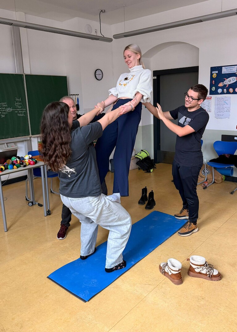 Akrobatik Demonstration der EZler.