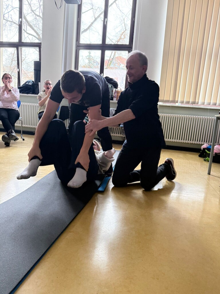 Die Schüler machen eine Rolle.