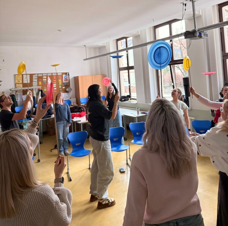 Die Schüler balancieren Teller.