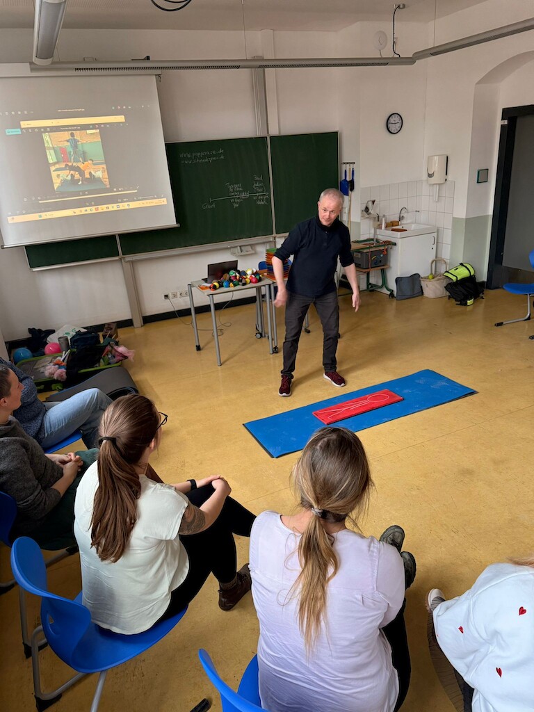 Herr Bühring erkärt etwas.