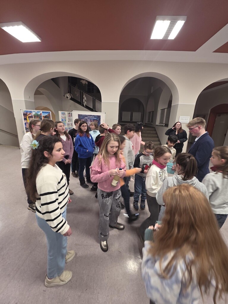 Besprechung im Schulhaus.