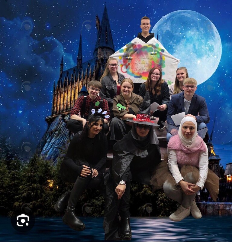Ein Gruppenbild mit Hintergrund.