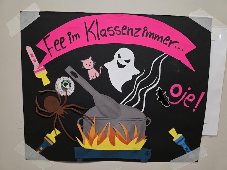 Plakat Fee im Klassenzimmer.