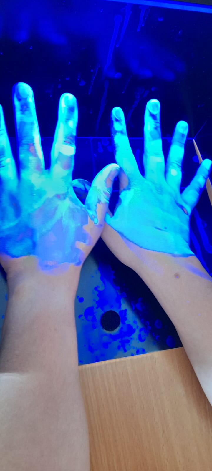 Hände im fluorezierenden Licht