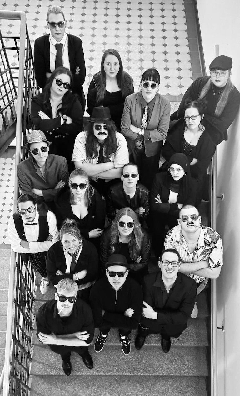 Gruppenbild auf der Treppe Mafia und Bösewichte