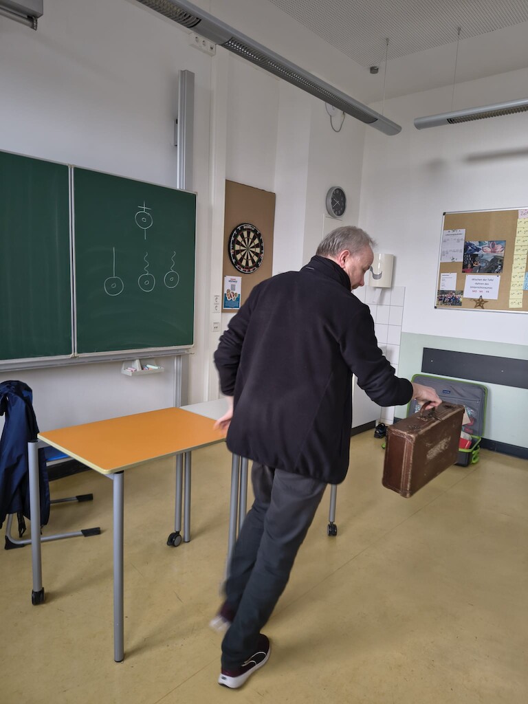 Jens Bühring zeigt Tricks mit einem Koffer.