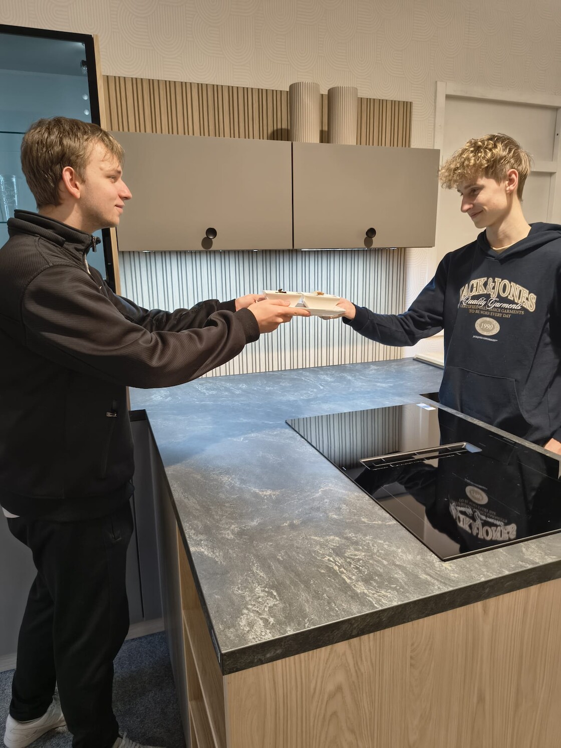 Schüler übergeben etwas.