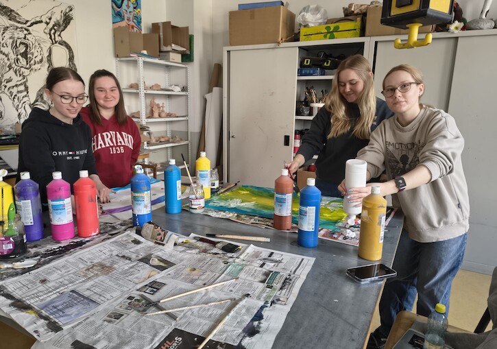 Vier Schülerinnen stehen im Kunstraum.