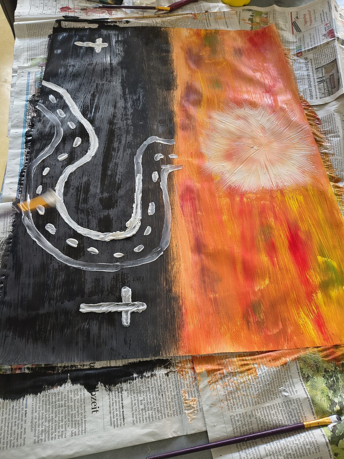 Das Bild zeigt eine schwarze und eine rot-orange Seite mit Kreuzen und der Sonne.