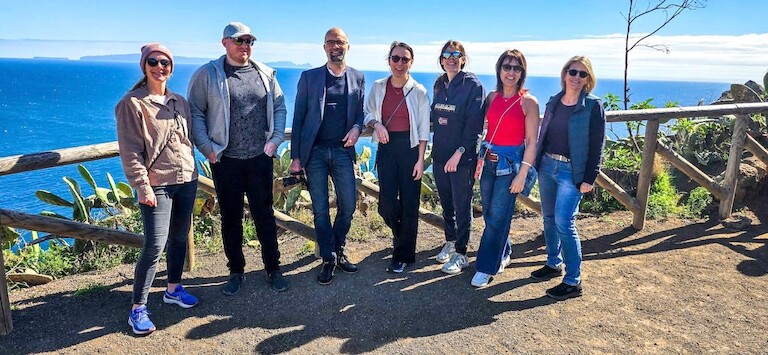 Die Teilnehmer der Fortbildung stehen an der Klippe im Gruppenbild.