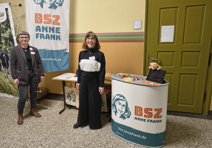 Eine Lehrerin und unsere Schulleiterin vor dem Messestand.
