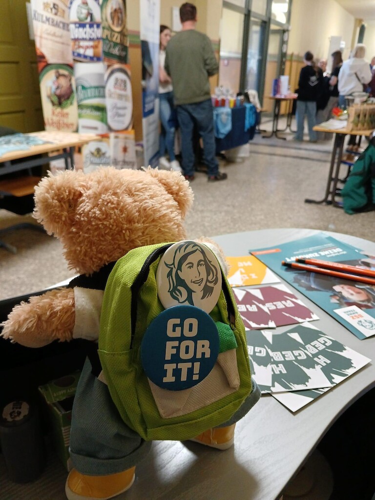 Unser Bär steht au dem Messestand.