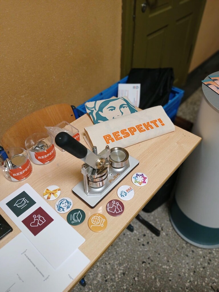 Die Buttonmaschine auf dem Messestand.