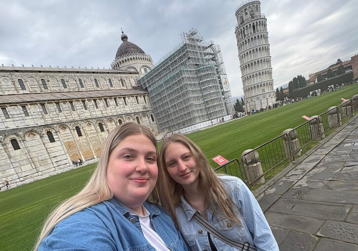 Die Schülerinnen vor dem schiefen Turm von Pisa.