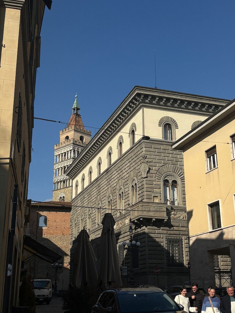 Eine historisches Gebäude hinter der Straße.
