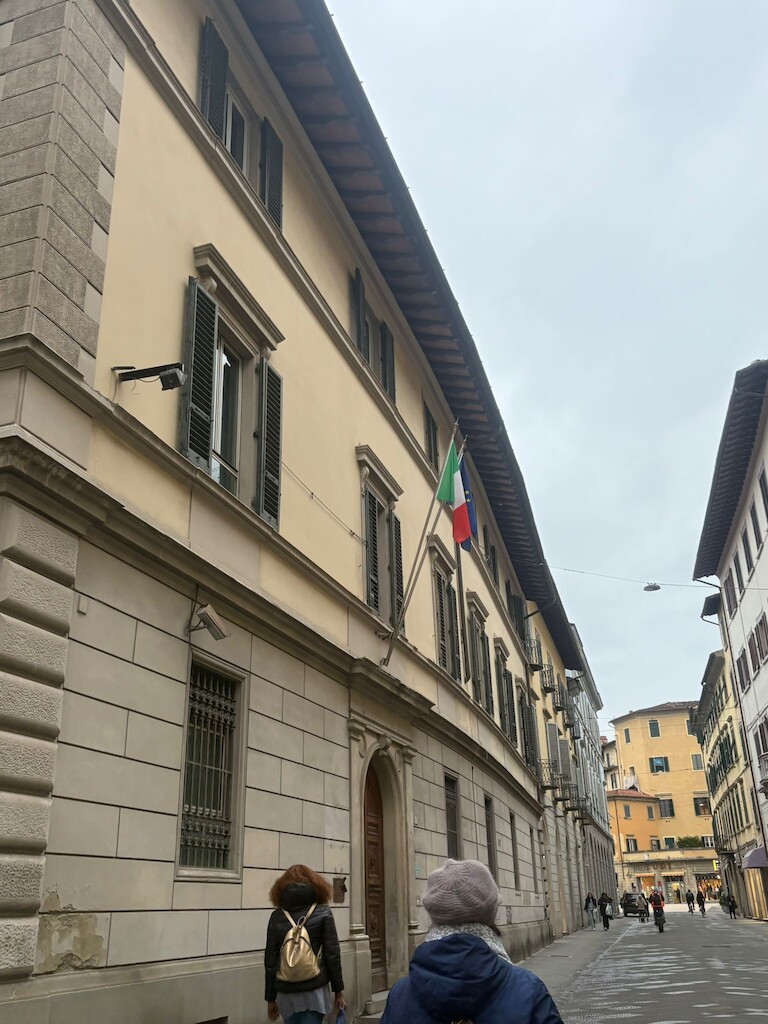 Eine Straße mit einer italienischen Flagge.