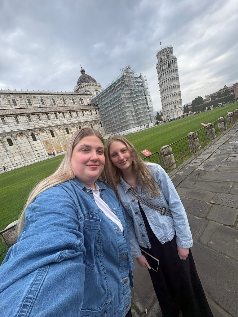 Die beiden Schülerinnen vor dem schiefen Turm von Pisa.