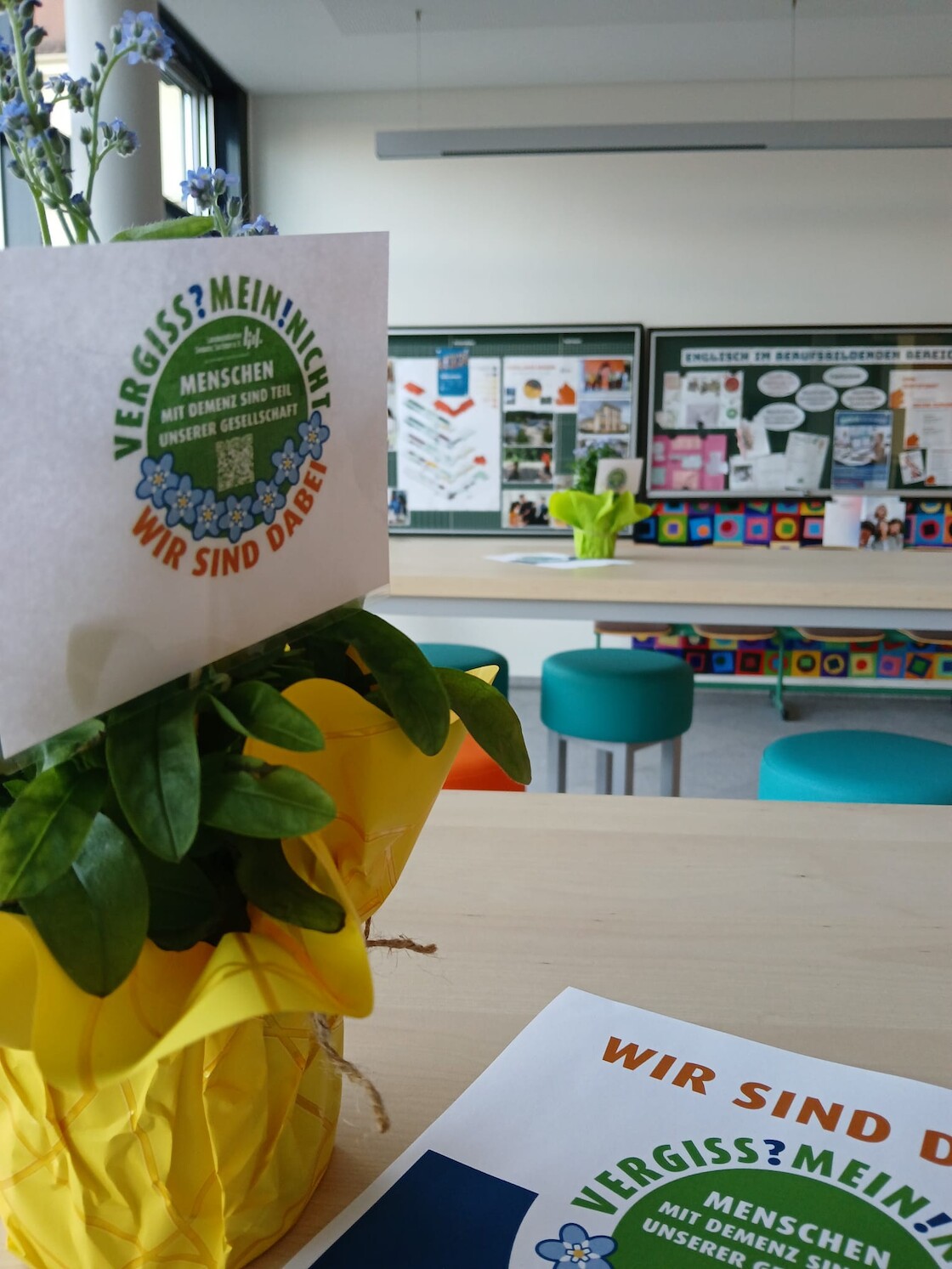 Die Pflanze auf dem Tisch als Erinnerung an Demenz.