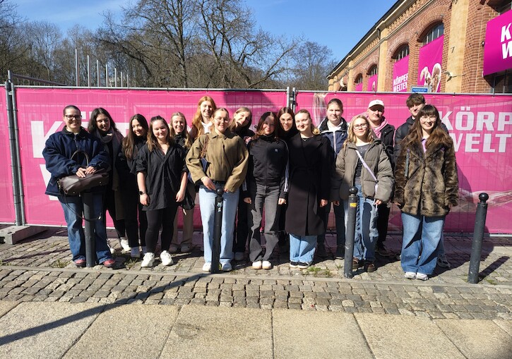 Ein Gruppenbild vor der Körperwelten Ausstellung.