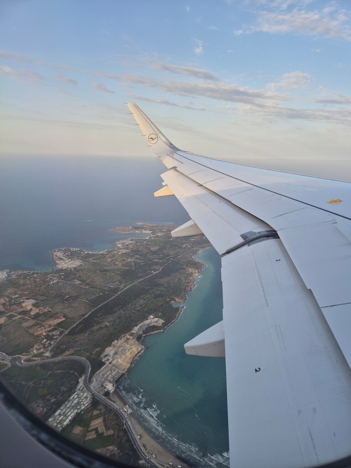 Blick aus dem Flugzeug auf die Insel Malta.