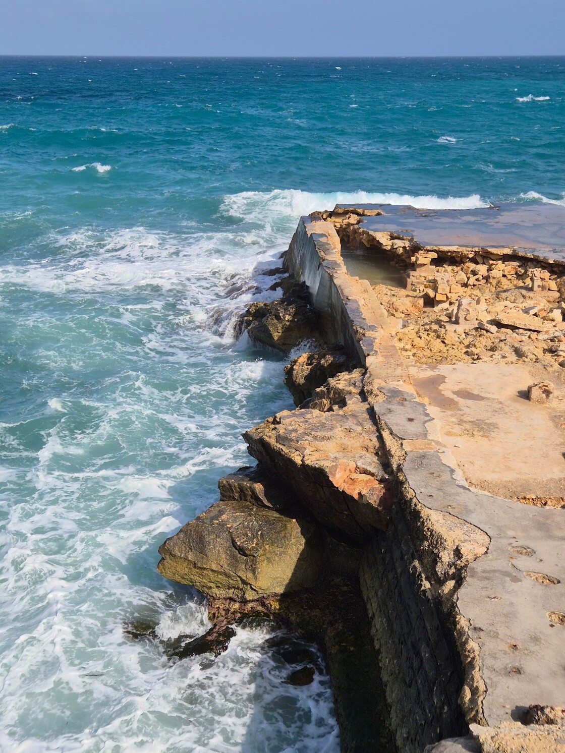 Wasser peitscht auf die Felsen.