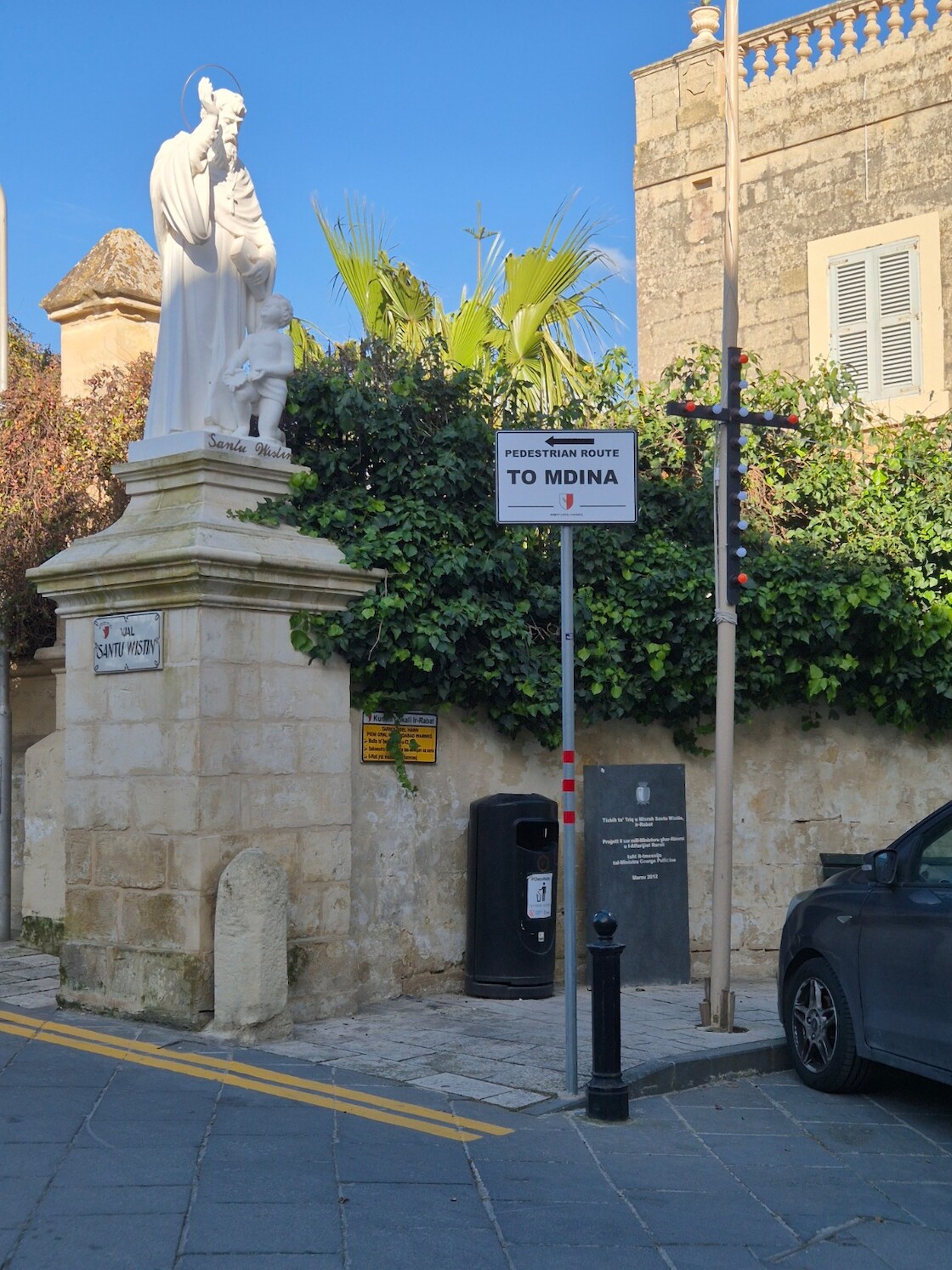 Ein Schild mit der aufschrift To Mdina