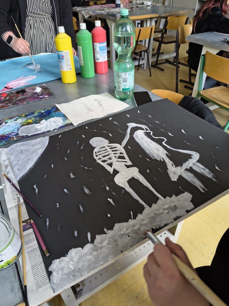 Eimn Skelett und eine Figur mit langen Haares vor einem schwarzen Hintergrund.