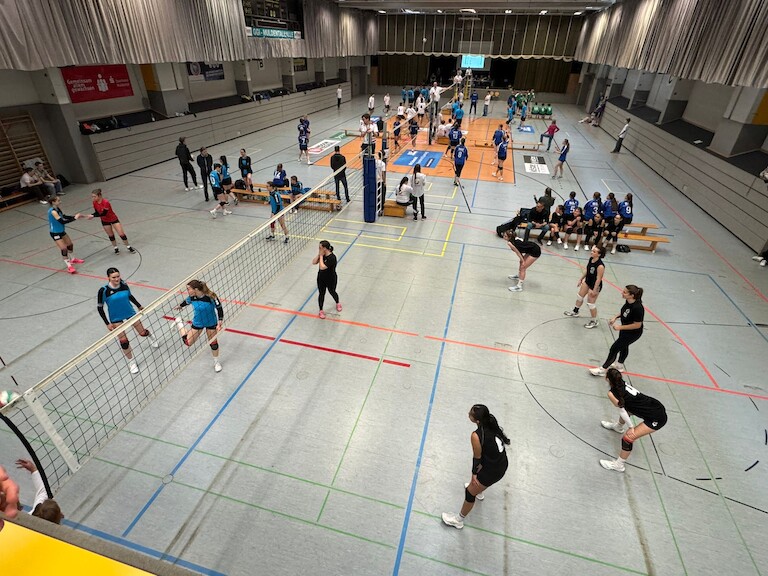 Die Damenmannschaft beim Spiel.