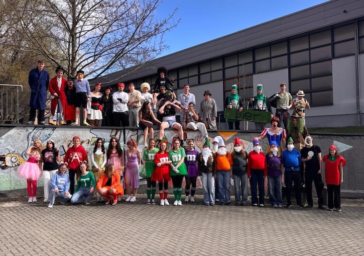 Gruppenbild des gesamten Jahrgangs in Gruppenkonstümen