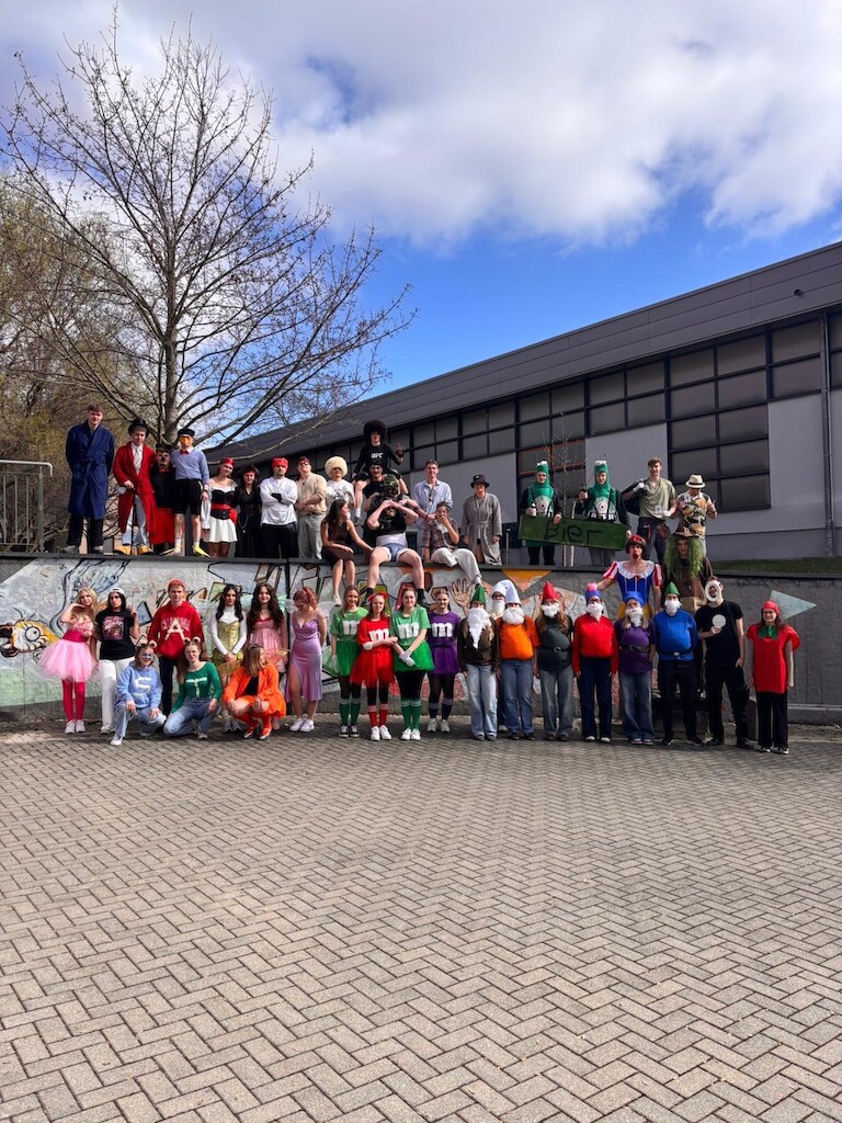 Schüler auf dem Schulhof in Gruppenkostümen