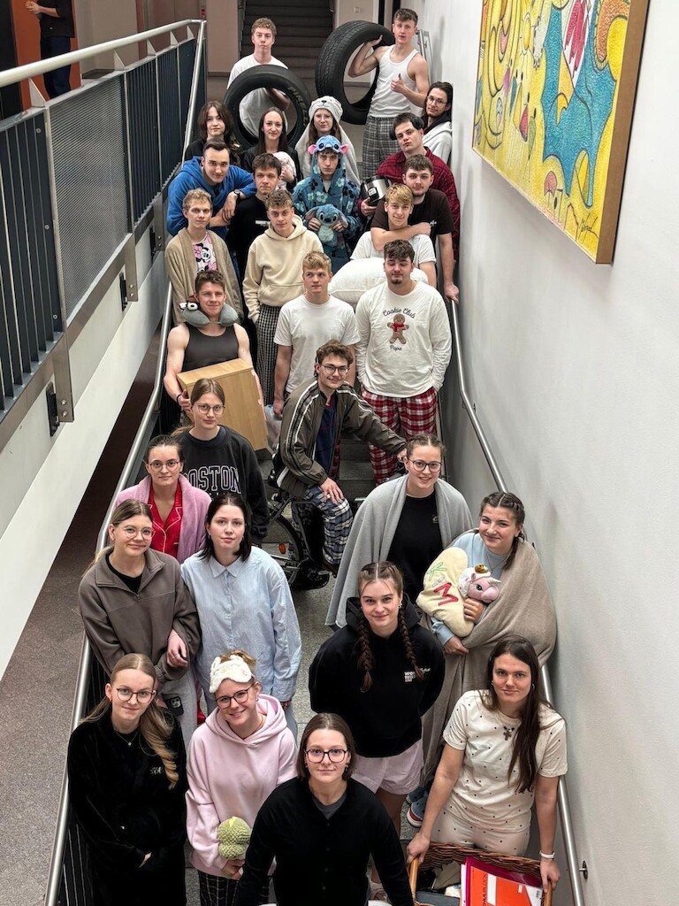 Pyjama und alles außer Rucksack auf der Treppe vomn oben