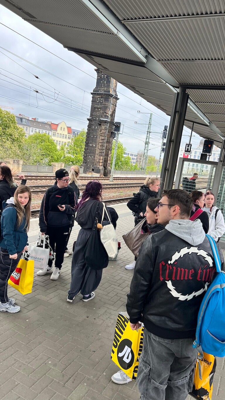 Die Schülerinnen und Schüler am Bahnhof.