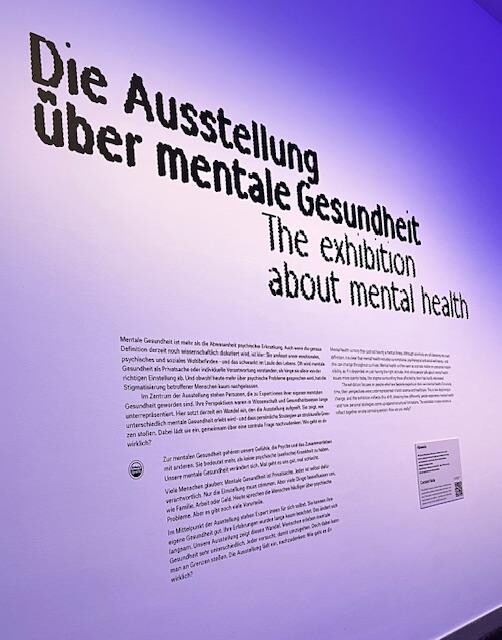 Wand mit der Aufschrift: Die Ausstellung über die mentale Gesundheit.