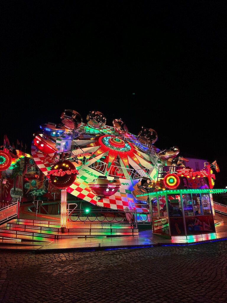 Ein Fahrgeschäft des Frühlingsfestes.