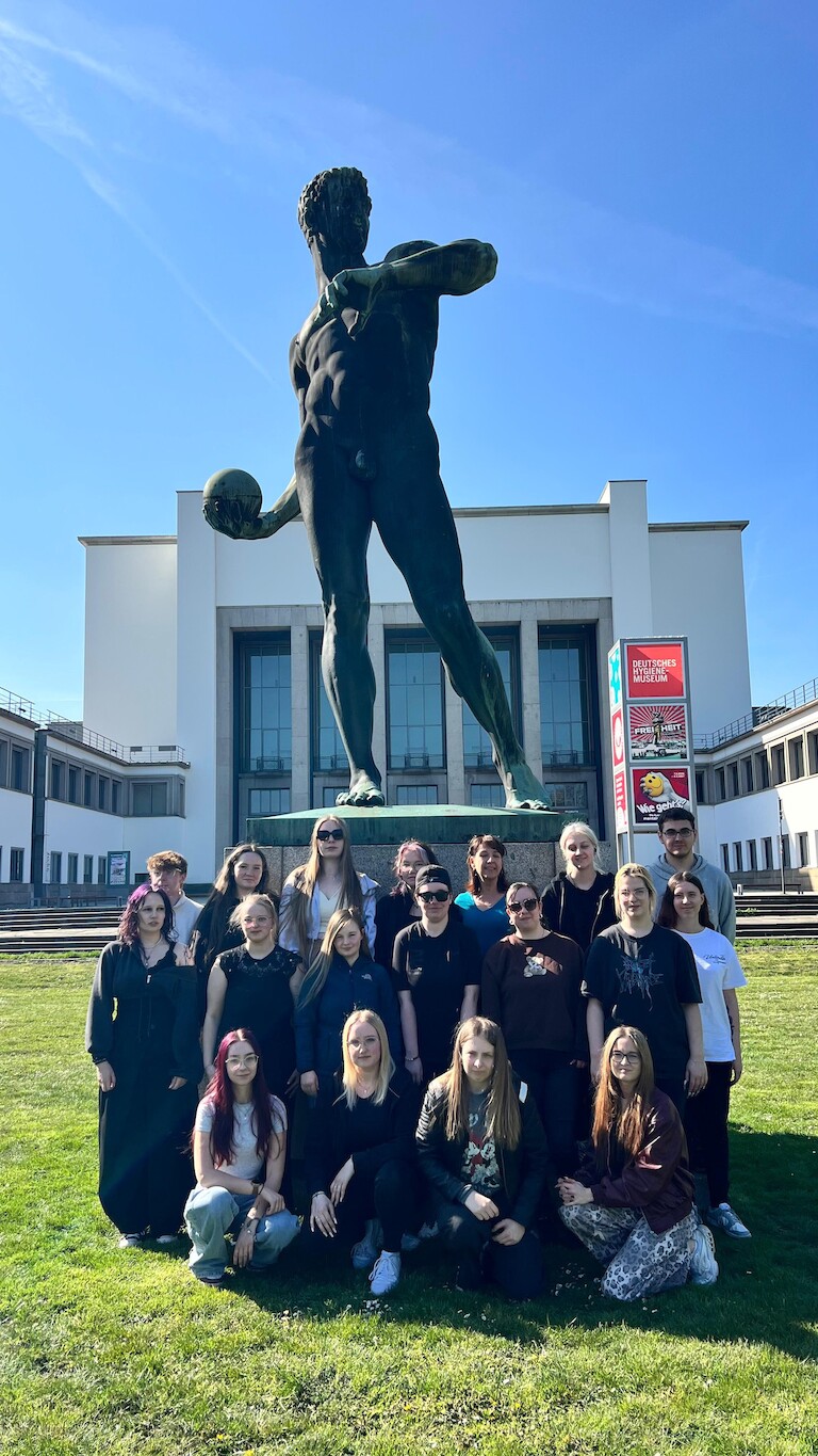 Ein Gruppenbild vor dem Hygienemuseum.