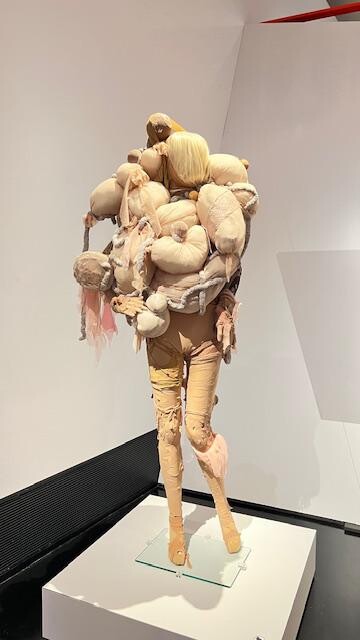 Eine menschliche Figur aus verschiedenen Stoffen.