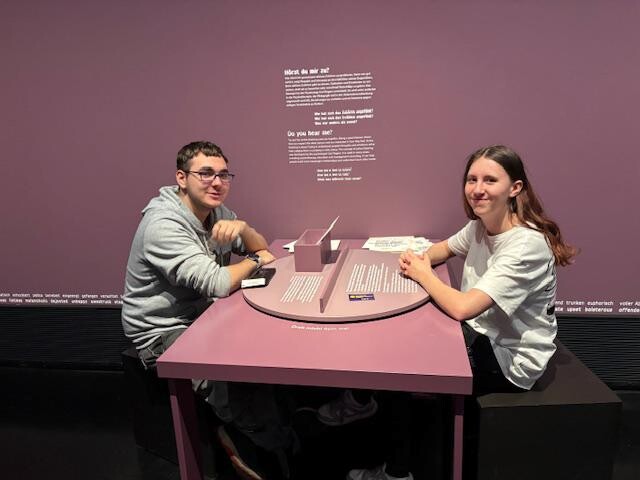 Die Schülerinnen und Schüler probieren verschiedene Aktionen im Hygienemuseum aus.