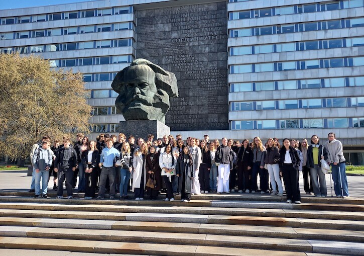 Gruppenbild der BGy25 vor dem Karl-Marx-Monument