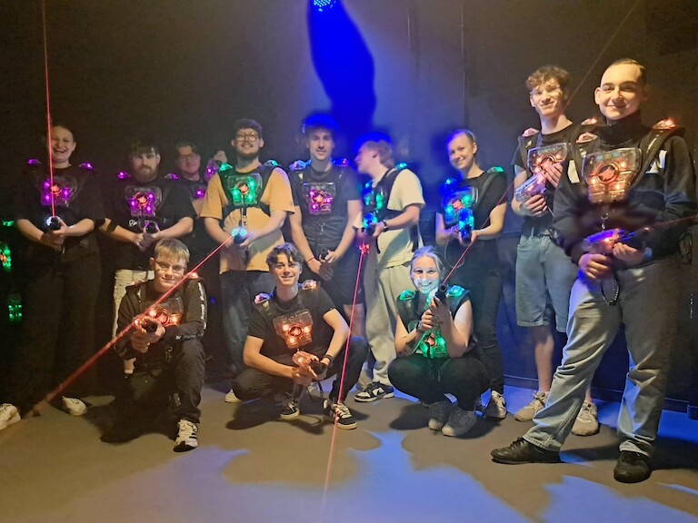 Gruppenbild Lasertag mit Anzügen
