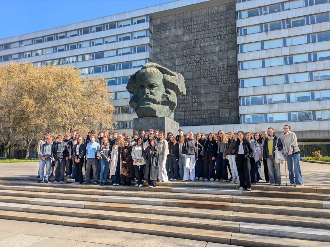 Gruppenbild der BGy25 vor dem Karl-Marx-Monument