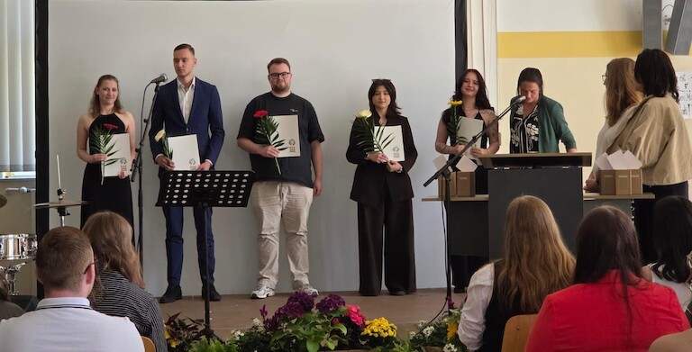 Absolventinnen und Absolventen auf der Bühne