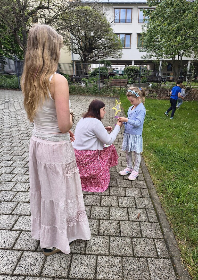 Zwei Erzieherinnen und ein Kind.