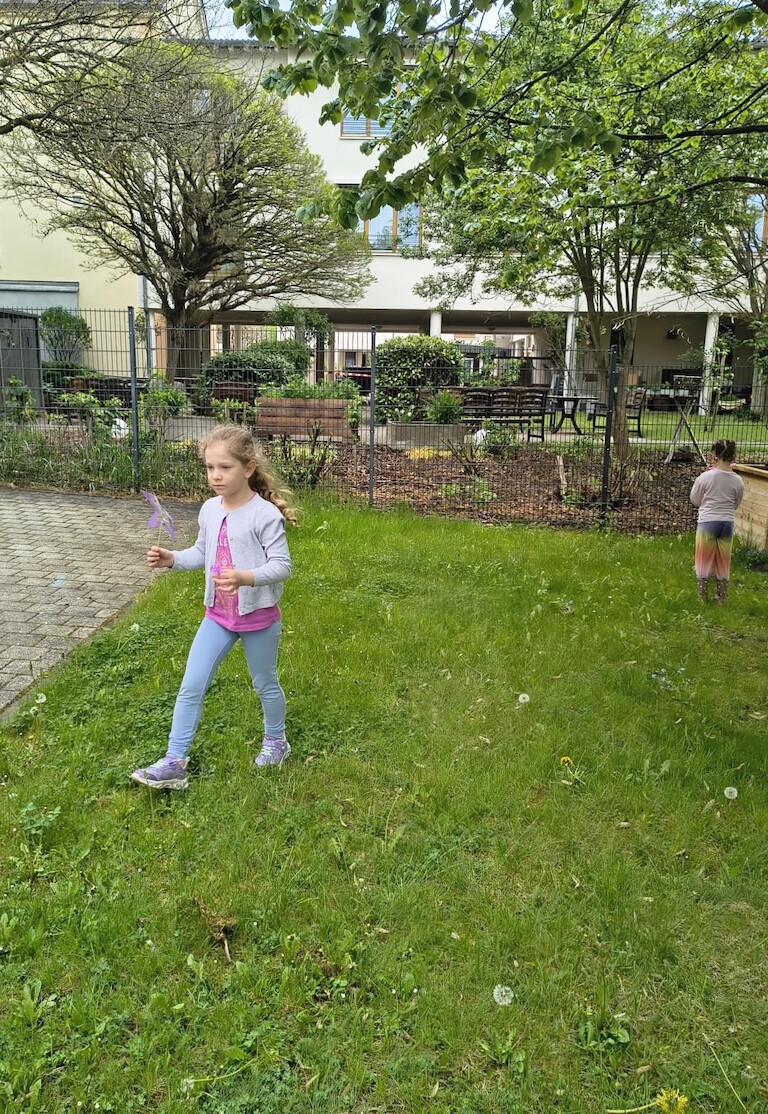 Kinder im Garten