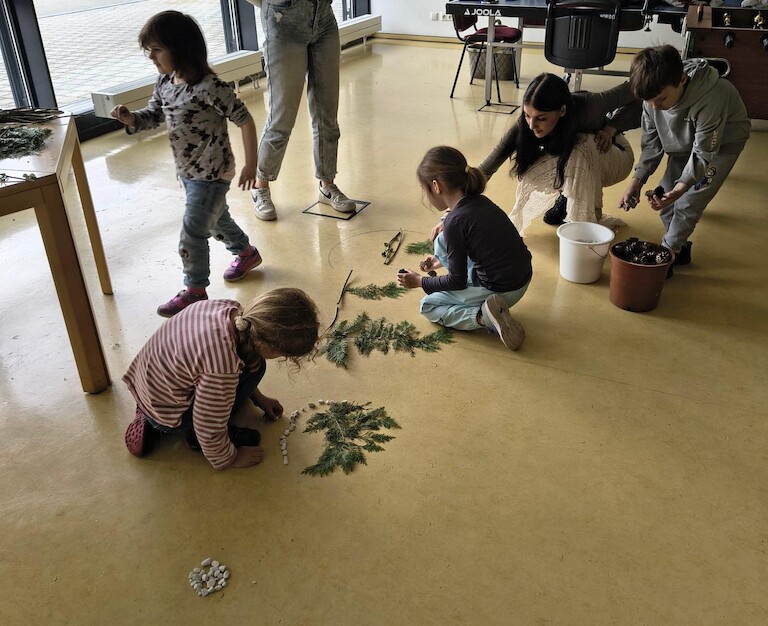 Kinder beim Mandala legen