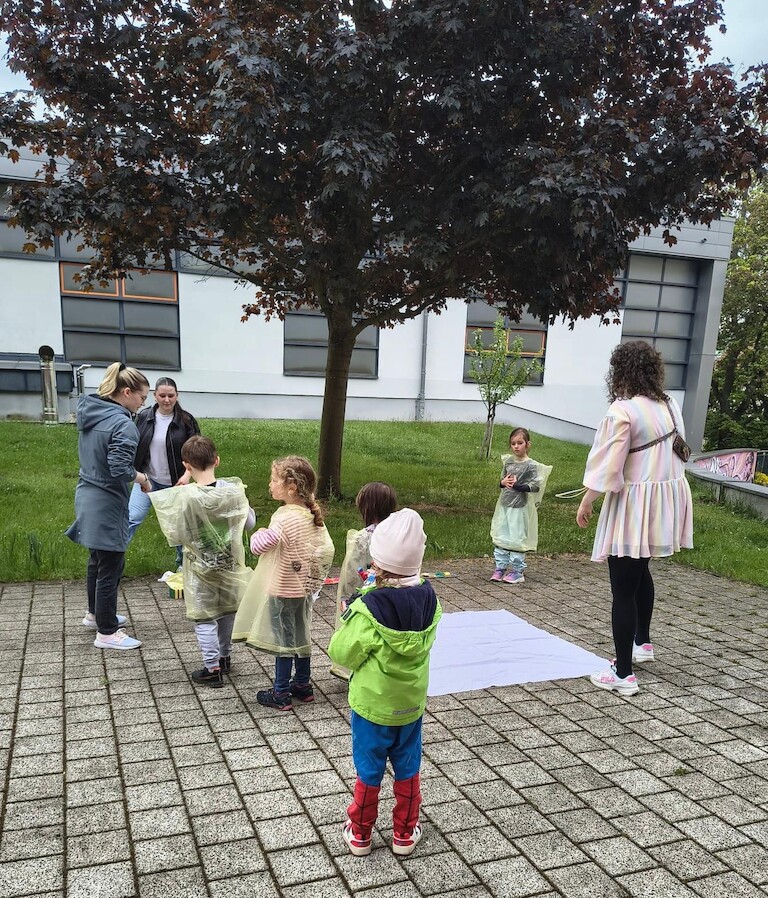 Die Kinder im Innenhof der Schule.