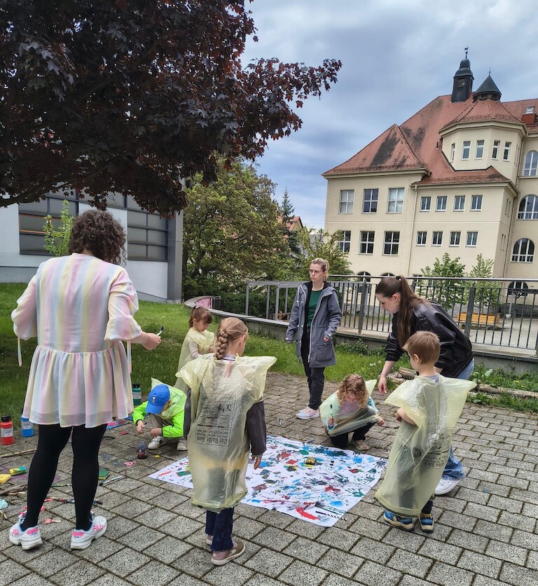 Die Kinder im Innenhof der Schule.